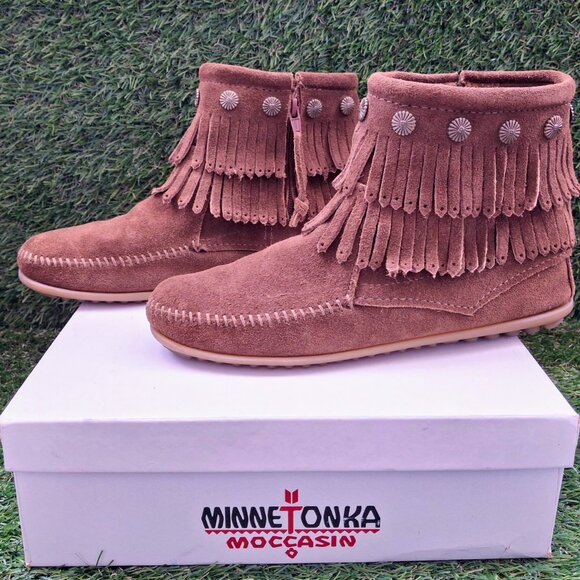 Like New in Box! Minnetonka Double Fringe Brown Side Zip Moccasin Bootie SZ 7 - Picture 1 of 6